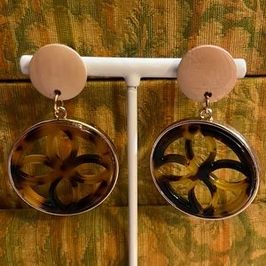 💜 3/$10 Boho Chic Wood & Tortie Flower Drop Earrings